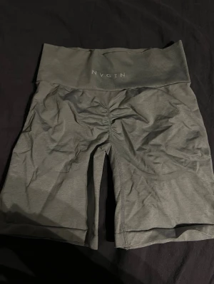 Nvgtn scrunch shorts  - Gråa nvgtn shorts med Scrunch i storlek M