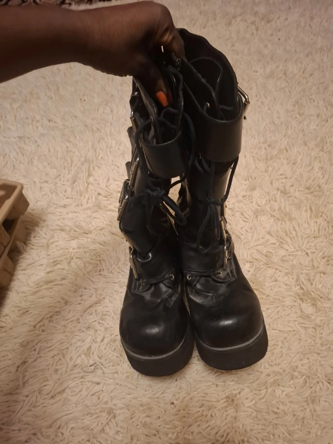 Svarta platåstövletter med spännen - 1