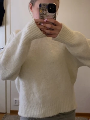 Vit stickad tröja - Mysig vit overzised tröja men långa ärmar, har aldrig använt. Vet ej vart den är köpt från.