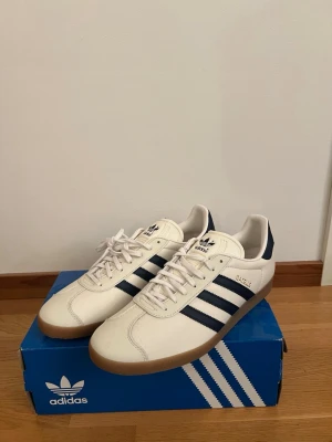 Adidas Gazelle vita sneakers - Helt oanvända, nyskick! Strl: 45&1/3