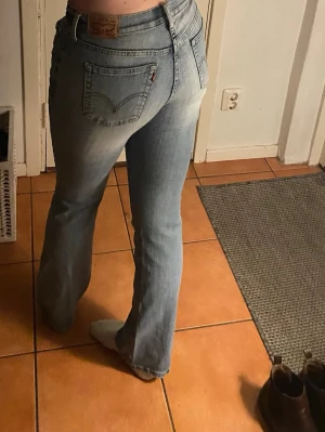 Levi’s blå jeans-klassisk passform-vintage - Bootcut jeans, passar mig som är en 36/38 i jeans, jag är 173 cm som referens. #Levisvintage #Jeans #Denim