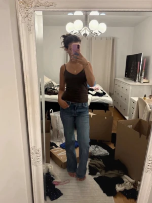 Blå bootcut jeans med klassisk look - Säljer ett par blå bootcut jeans med klassisk femficksdesign och normal midja. Jeansen har en lätt tvättad finish och raka ben som slutar i en subtil utsvängning. Perfekta för dig som gillar en tidlös och avslappnad stil. Köpta för 800 kronor 
