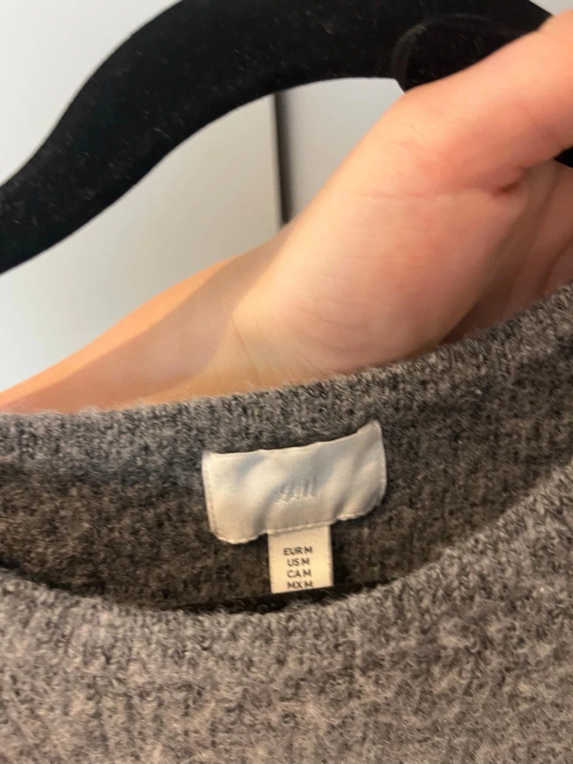 Mörkgrå stickad topp med volang - 2