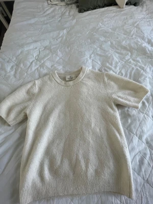 beige h&m stickad tröja - säljer en stickad tröja från h&m, acceptabelt skick, storlek 134-140 passar bäst på 8-11 åringar