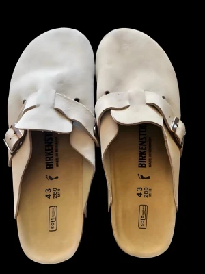 Nya Birkenstock Boston Taupe Suede (43) - Säljer ett par helt nya Birkenstock Boston Taupe Suede i storlek 43. Inköpta nya på Vinted och säljer nu vidare då de är lite för små för mig, endast provade 1 gång inomhus. 