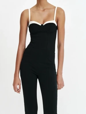 Svart body - Svart body med bygel, banden kan justeras och den har en tajtpassform, aldrig använd och passar xs-s pågrund av stretchig material. Slut i lager 