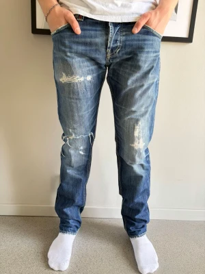 Dondup jeans - Dondup jeans! Nypris: 3000 kr, säljs för 499 kr. Modellen är 183 cm och väger 75 kg. Säljes i befintligt skick! (Skick: 7/10). Två stycken hål baksida och knä som har sytts igen (se bilder) därav priset!