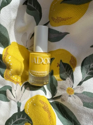 Isadora Ginger Yellow nagellack - Nagellack från Isadora i nyansen 214 Ginger Yellow. Färgen är en pigg och solig gul, perfekt för dig som vill ha en färgklick på naglarna. Flaskans form är klassisk med vit kork och glasbehållare. Lacket är longwear och torkar snabbt.