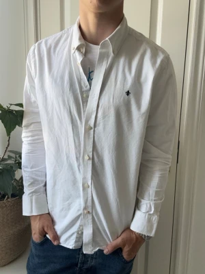 Morris skjorta  - Morris skjorta, Inga defekter men har typ några minimala mörka fläckar på ryggen, asså dom syns knappt knappt! Modellen i bilderna är 180 cm 75 kg och bär Storlek L , Kom med frågor! 🌟 (Kan gå ned i pris vid köp av paket 😉) 