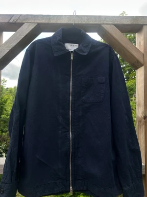 Mörkblå overshirt från Selected Homme - Säljer en stilren mörkblå overshirt från Selected Homme. Linneblandning och bra skick. 