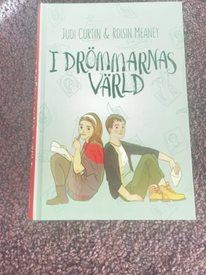 Bok, ”I drömmarnas värld” av Judi Curtin och Roisin Meaney - ”I drömmarnas värld” är en bok av Judi Curtin och Roisin Meaney, som handlar om brevvännerna Elma och Luke. (Mer står på andra bilden.) Det är en inbunden bok, från förlaget Girl:it❤️