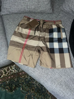 Burberry shorts  - Burberry shorts Helt nya med prislapp storlek XL Säljes pga för små 