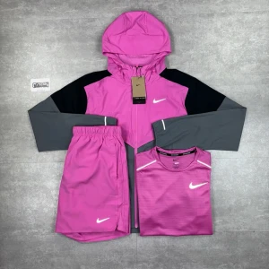 Nike Miller - Tre Nike träningsset med matchande jacka och shorts. Jackorna har huva och dragkedja, perfekt för både träning & stil.