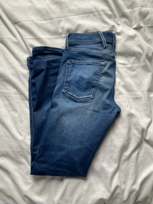 Replay Anbass hyperflex  - Säljer ett par snygga replay hyperflex med en snygg fade. De är dock i använt skicka, därför priset. Har en lagning i skrevet som du ser på bild 4 samt en fläck på knät. Som borde gå bort med fläckborttagning. (Inte helt säkert)