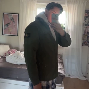 Olivgrön skjorta från Stone Island - Finns svart med likadan