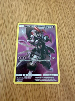 Pokémonkort Armored Mewtwo - Samlarobjekt! Ett Armored Mewtwo Pokémonkort med gul ram och lila bakgrund. Perfekt för dig som gillar Pokémon och vill utöka din samling. Gärna fö en samlare. Ända dåliga är baksidan som har lite vita kanter som man kan se på bild två