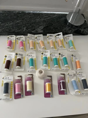 Stort paket med sytråd i olika färger - Säljer ett stort paket tråd i massor av färger som rosa, blå, brun, gul, orange, turkos och vit. Tråden är av 100% polyester och kommer i både runda spolar och en boll. Perfekt för dig som gillar att sy eller pyssla. Alla är helt oanvända/oanvända i orginalförpackningen. Lägg gärna prisförslag🥰
