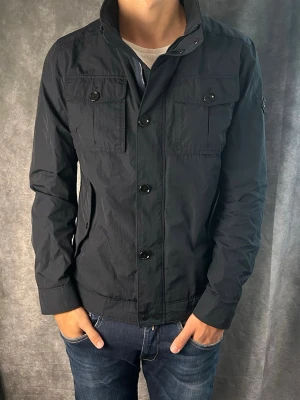 J.lindeberg field jacket bailey - Mycket fint skick | Size (modellen är 188 cm 77 kg) | fraktar spårbart inom 24 timmar | för att köpa klicka ”köp nu” | vid frågor eller funderingar skriv ett meddelande | följare får bättre rabatter🙌
