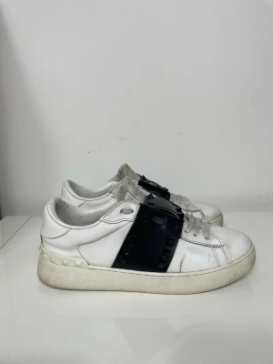 Valentino Rockstud Skor - Säljer nu dessa svarta Valentino Rockstud Skor som är i fint skick bortsett ifrån att en nit saknas, skriv för fler bilder/frågor🙌🏼