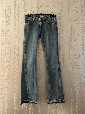 Blå jeans med twisted bootcut - Jag säljer ett par twisted bootcut jeans från Gina tricot, dom passade inte på mig efter att jag hade köpt dom och tänker att de är bättre att jag säljer dom. Använda 1 gång och jag har sprätt upp det längst ner vid byxorna så de ska bli längre ben ❣️jag står inte för postens slarv och köparen betalar frakten 🥰