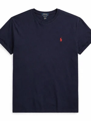 Mörkblå t-shirt  - Snygg mörkblå t-shirt med klassisk röd broderad logga på bröstet. T-shirten har rund halsringning och korta ärmar. Tillverkad i mjuk bomull som känns skön mot huden. S I BARN BTW!!! Pris går att diskutera