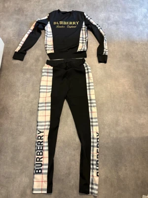 2-delad dress - 2-delad dress med härlig tröja till. Byxor/leggings till. Setet är helt nytt! Båda i storlek S