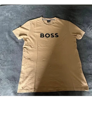 Hugo Boss T-shirt - Säljer en snygg och stilren T-shirt från Hugo Boss i fint skick i storlek S.