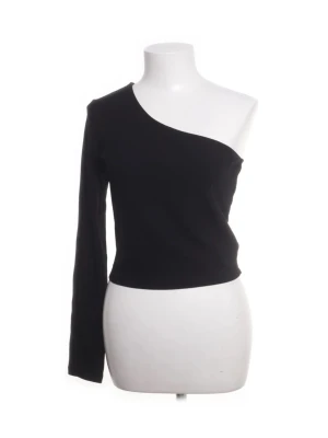 Svart oneshoulder topp - Snygg svart topp med oneshoulder-design och lång ärm på ena sidan. Tight passform som framhäver siluetten och ger en modern look. Perfekt för dig som vill sticka ut med en stilren och trendig topp.