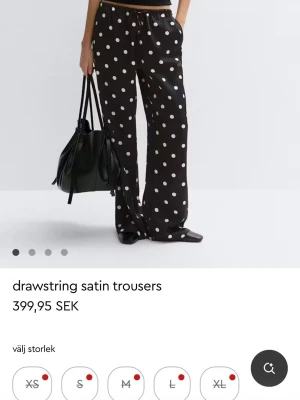 Svarta satinbyxor med vita prickar - Snygga satin byxor från Gina Tricot 🌸 slutsålda!