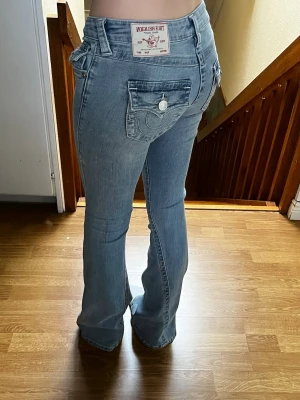 True religion jeans - Lågmidjade blå bootcut true religion jeans i storlek w25 i modellen joey