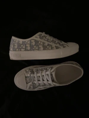 Sneakers - Dam sneakers i storlek 39, kan behövas tvättas något men inga uppenbara permanenta skador ☺️