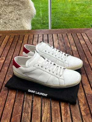 Saint Laurent skor - Säljer nu ett par riktigt snygga skor från Saint Laurent🔥 | Storlek: 44  | Skick: 8/10, riktigt bra skick förutom lite småsprickor i lädret, syns på bild | Nypris: ca 7000 kr , mitt pris: 1299 kr  |Skriv vid minsta fundering📝 | Skickar alltid inom 24 timmar📦