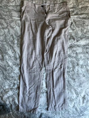 Jack & Jones beiga linnebyxor – tapered  - Stilrena beiga byxor från Jack & Jones i en luftig och bekväm modell. Perfekta för vår, sommar och semester tack vare det lätta materialet och den avslappnade passformen. Enkla att matcha med t-shirt, skjorta eller stickat för en stilren look.