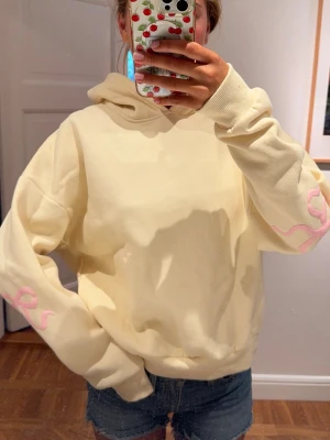 Gul hoodie🌸🌸 - Säljer denna super fina hoodie🌸🌸🌸
