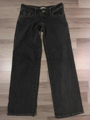 low waist loose fit jeans  - low waist jeans från gina tricot. använd ett fåtal gånger, men det finns inga skador. 