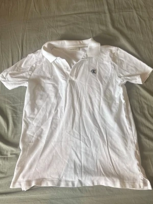 Vit pikétröja från Calvin Klein - Storlek 16 år gammal så 160-170 