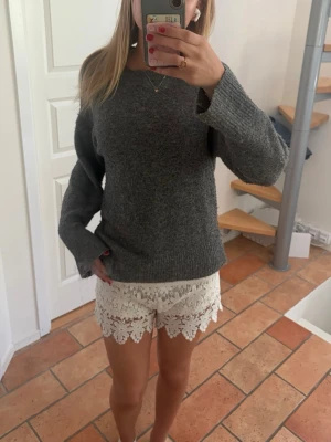 Vita spets-shorts  - Jättesnygga, köpta i Grekland 😚😚Passar mig som brukar ha S/M, går även att vika ner kanten så de blir kortare 