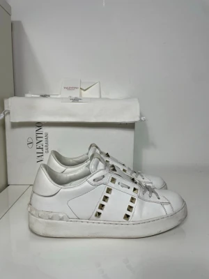 Valentino Rockstud Skor - Säljer nu dessa Valentino Rockstud Skor med ett nypris på 7 700 kr!, skriv för fler bilder/frågor🙌🏼 