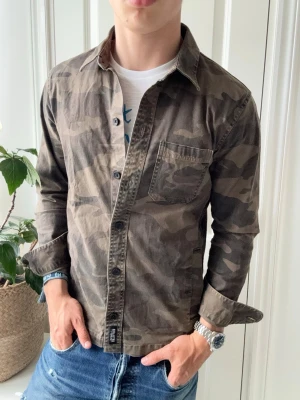 Hollister overshirt  - Hollister overshirt, Inga defekter! Modellen i bilderna är 180 cm 75 kg och bär Storlek S , Kom med frågor! 🌟 (Kan gå ned i pris vid köp av paket 😉) 