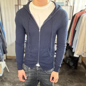 John henric kashmir tröja - Mycket fint skick, ett litet hål på vänster axel men inget man tänker på och går lätt att fixa. Nypris ca 2500kr. Passar dig som är 170-180cm ungefär. Modellen är 185 cm, 75 kg. Alltid billigare pris vid köp av flera varor‼️🙌Svarar alltid på frågor eller funderingar! 