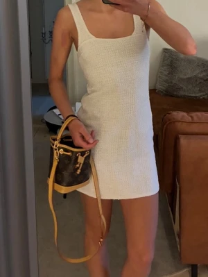 Vit elegant kläning  - Väldigt elegant och fin kläning som passar till den outfiten med massa assessorer eller för en mer lugn outfit. Aldrig använd endast testad och lappen är borta.