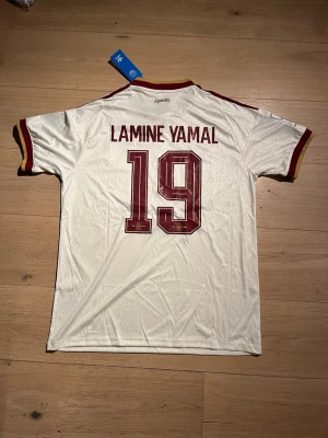 Lamine Yamal Jersey - World Cup spain Jersey. It says size XL but its not. Its mor for size M and maybe even L