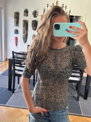 Mönstrad topp från Isabel marant  - Cool topp från Isabel marant i storlek 34 skulle påstå att den är mer som en S❤️ har en bra kedja längst med toppen som ej syns och en knapp där bak som jag ej kunde knäppa 🥹
