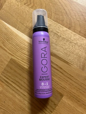 Schwarzkopf IGORA Expert Mousse 8-1 - Moussen är en semipermanent hårfärg i nyansen Light Blonde Cendre, perfekt för att fräscha upp eller tona håret. Endast testat så inte helt full flaska.
