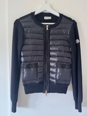 Moncler cardigan  - Cardigan från moncler, jätte bra skick. Storleken är ca xs-s. 