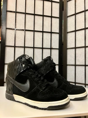 🖤✨ Nike Dunk Sky Hi Wedge ✨🖤 - Riktigt sjuka Y2K-sneakers med dold kilklack som ger extra höjd 👀🔥  Svart mocka, ton-i-ton detaljer och fett mönster runt hälen som gör att de sticker ut betydligt mer än vanliga Dunks 😮‍💨🖤 Perfekta till baggy jeans, cargos, minikjol eller hela Y2K/Tumblr-looken 💿✨  🖤 Storlek 36 ✨ Hidden Wedge 🔥 Y2K / Tumblr / Indie Sleaze 💫 Fint använt skick  📦 Skickas snabbt 💬 Bud & bundle välkomna