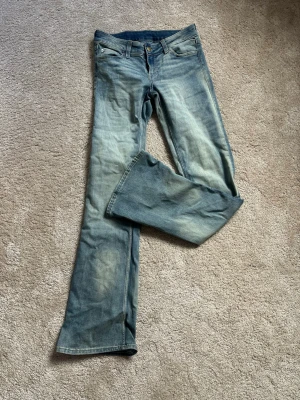 Cheap monday lågmidjade jeans slim bootcut - Aldrig använda, Storlek 28/34. 