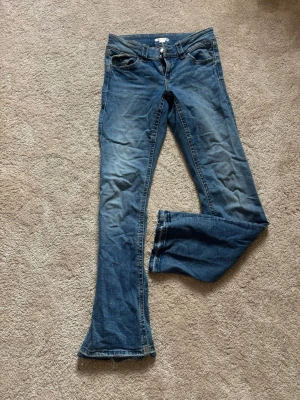 Gina lågmidjade jeans  - Uppsprättade längst ner, annars bra skick.