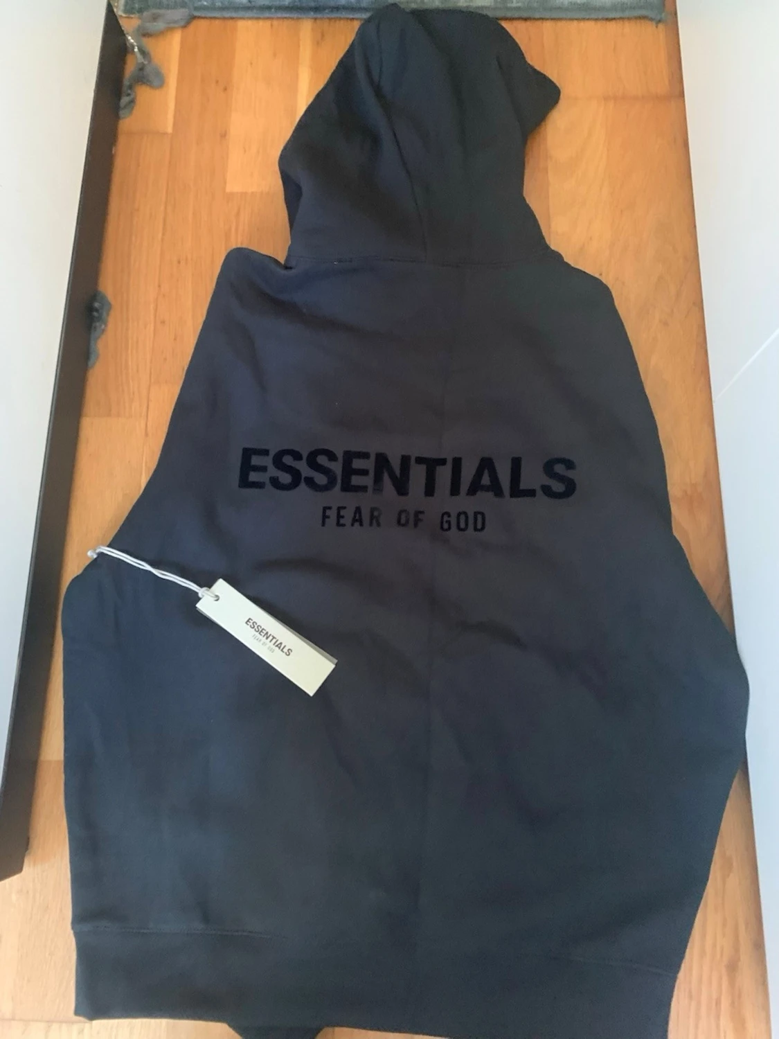Svart hoodie från Fear of God Essentials - 2
