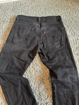 Levis jeans 512 - Svarta levis jeans  Storlek 30/30  Modell: 512 Mycket bra skick
